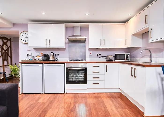 Newcastle Treasure - Sleeps 4 - Lower Ground Floor